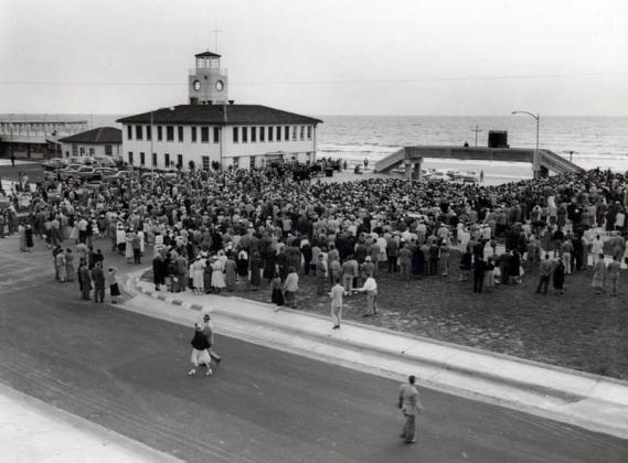 The 1953 Easter Sunrise Service in Jacksonville Beach. (photo courtesy of Beaches Museum archives)