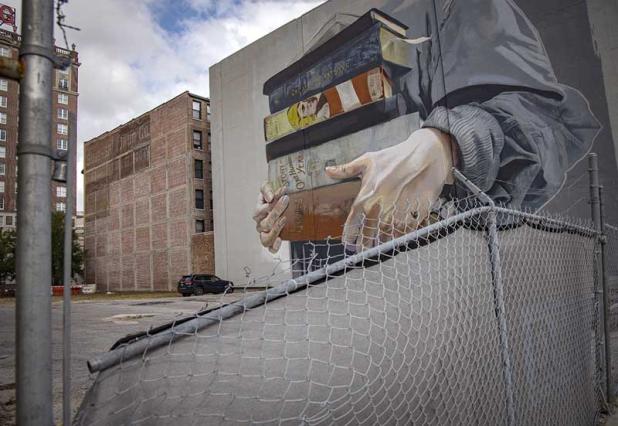 © Ally Brody, Volumes (Mural by Case Maclaim, Jacksonville, FL), 2020. Archival Inkjet Print. (Image courtesy of the artist.)