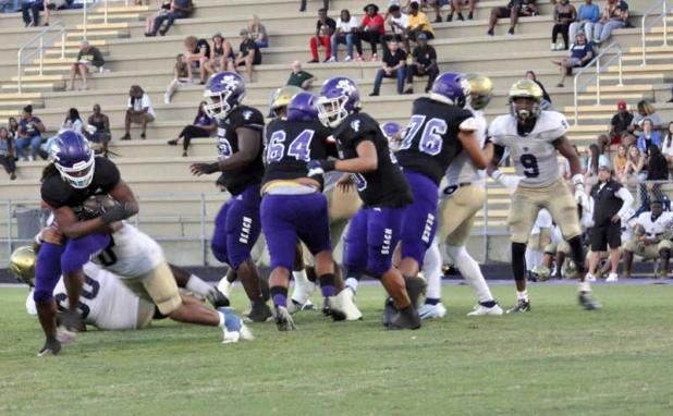 Fletcher runs the ball against Sandalwood. (photo by Jeanell Wilson)